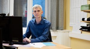 Mattias Ehn vid datorn