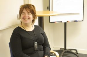 Amanda Lindberg i svart tröja sitter på en stol