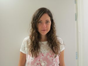 Emma Varga med långt utslaget hår och vit blus.