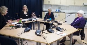 Deltagarna i samtalsgruppen sitter runt ett bord.