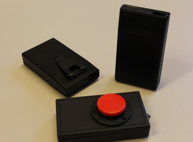 En låda En låda med en stor röd knapp på 