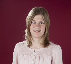 Porträtt Erika Dahlin, halvllångt ljust hår, rosa blus