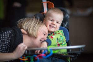 Hanna kramar om Axel som sitter i vagn