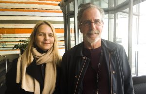 porträtt i halvfigur Anneli Veispak, långt ljust hår och Barry Hughes glasögon och skägg