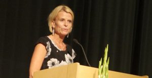 Åsa Regnér i talarstol.