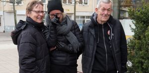 Eva,Madeleine och Hans utomhus,alla i svarta vinterkläder.Madde pekar ut något för Eva.