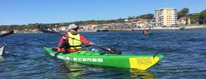Torbjörn i gröngul kajak utanför Helsingborg. Himlen är blå och havete småkrusigt