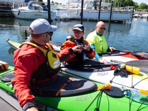 tre paddlare i bredd, från vänster Tobbe som gör de sista förberdelserna med tolken Lena, Längst till höger Leif Davidsson