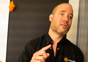 Lukas Strid förklar något.