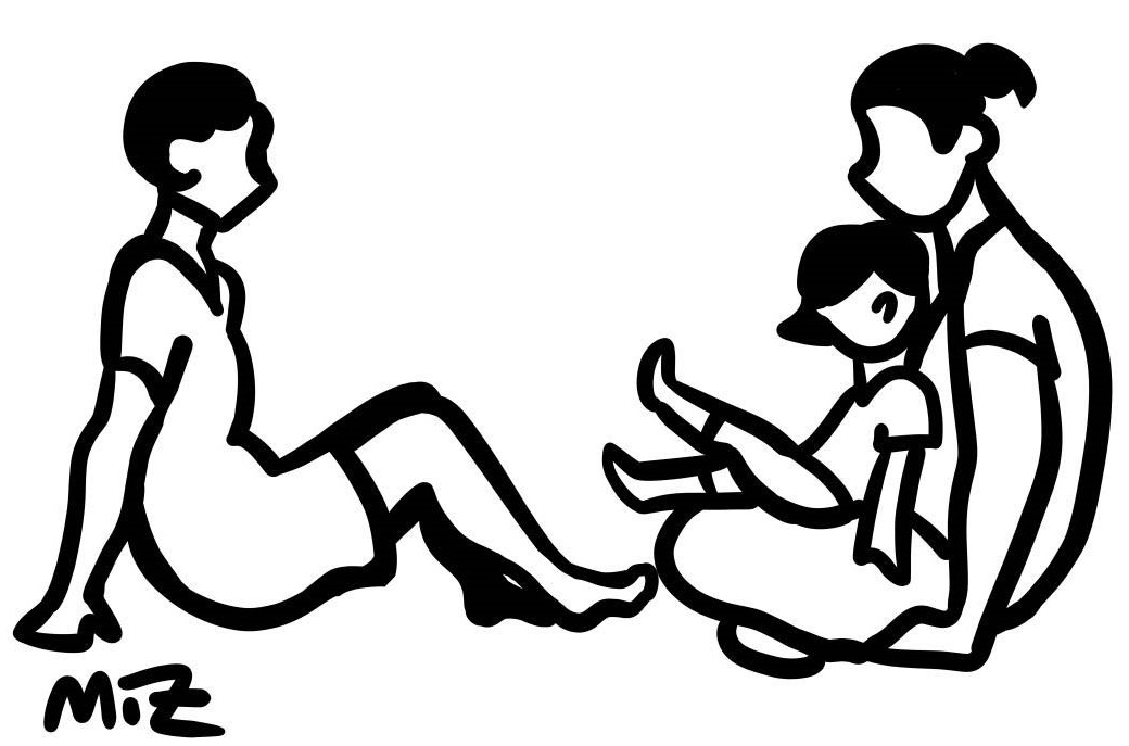 en teckning på en kvinna till höger och en annan till vänster. Båda sitter på golvet, perosnen till högerhar ett barn i knäet.