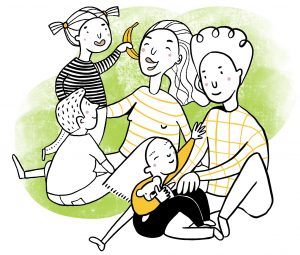 Barn och vuxna sitter tillsammans på golvet. Barnet med dövblindhet är mellan pappans knän.