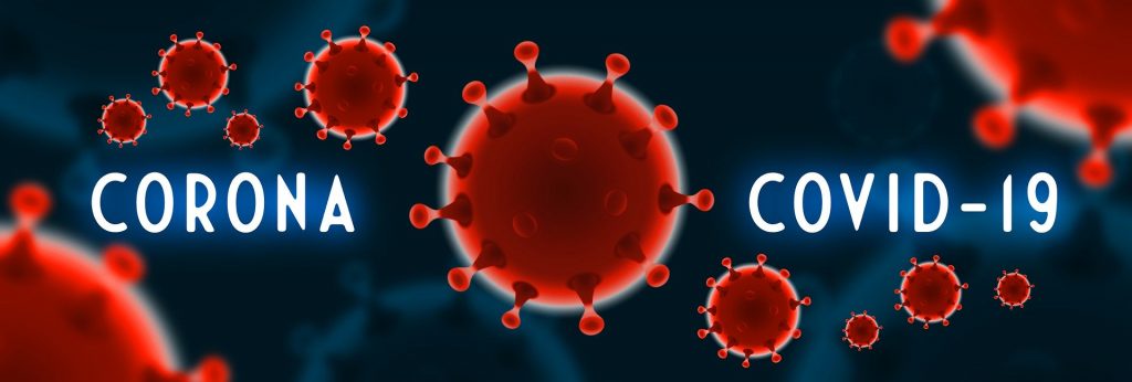 Närbild på rött virus mot blå bakgrund med texten CORONA COVID-19