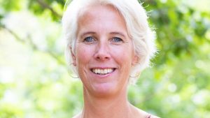 foto: Jenny Widmark inramad av grönska