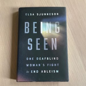 Framsida på boken "Being seen - One Deafblind Woman's Fight to End Ableism" av Elsa Sjunneson. Foto.