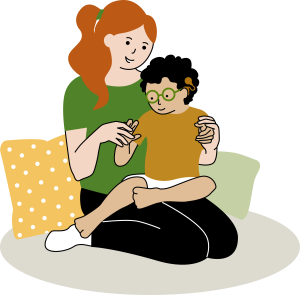 En kvinna som sitter med kuddstöd på golvet. I hennes knä sitter ett barn med glasögon. De håller varandra i händerna.
