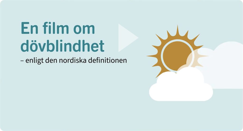 Ljusblå rektangulär platta med texten "En film om dövblindhet - enligt den nordiska definitionen", i mitten en ljust grå triangel och till höger en sol delvis skymd av två vita moln. Illustration.
