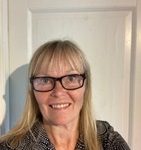 En "selfie" på Maria Olander Nilsson. Hon är blond och har lugg, bär markerade glasögon och en mönstrad topp. Foto.