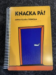 Framsidan av den taktila boken Knacka på.