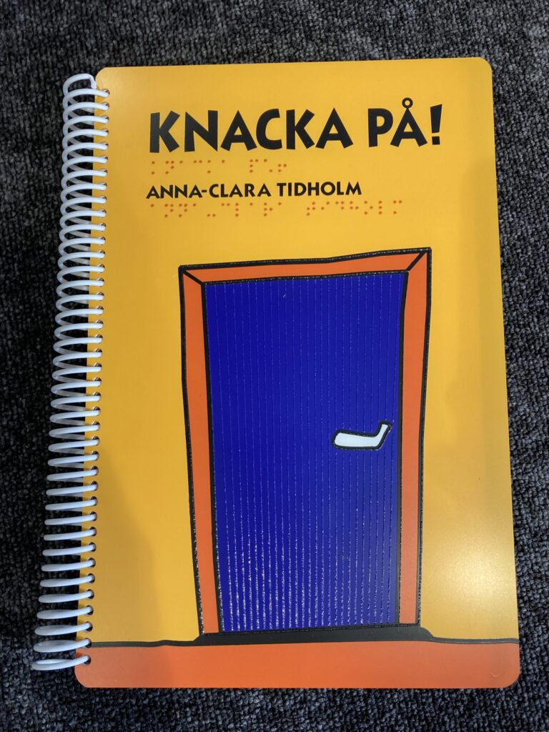 Framsidan av den taktila boken Knacka på.
