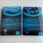 De två böckerna upplagda bredvid varandra. Båda är i blåa toner. Foto.