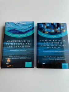 De två böckerna upplagda bredvid varandra. Båda är i blåa toner. Foto.