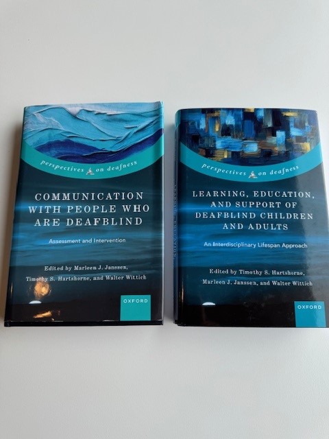 De två böckerna upplagda bredvid varandra. Båda är i blåa toner. Foto.