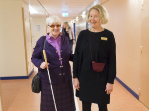 Kerstin Wedin och Lizette Östman i korridoren.